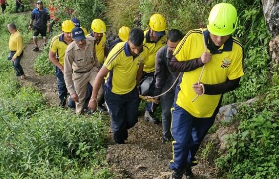 खाई-में-गिरने-से-शिक्षक-की-मौत