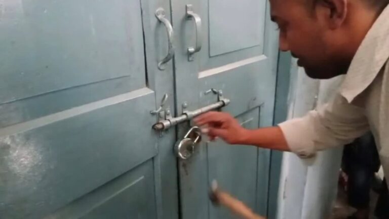 रुड़की में शिक्षकों की बड़ी लापरवाही, क्लास में सोता रहा बच्चा, छुट्टी हुई तो ताला लगाकर चले गए