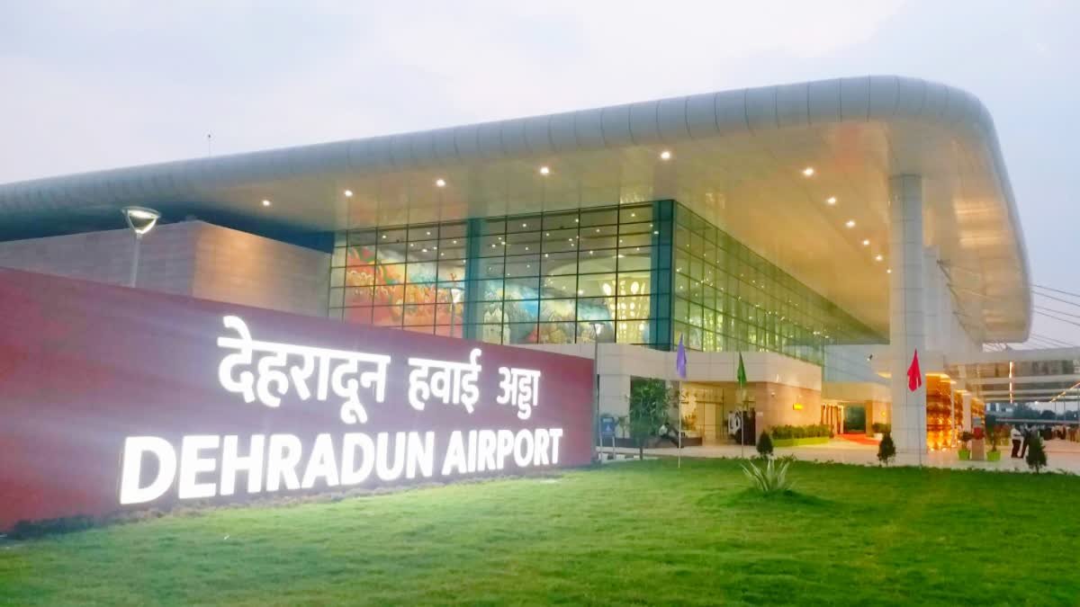 देहरादून-मुंबई इंडिगो फ्लाइट से टकराया पक्षी, हलक में आई 186 यात्रियों की जान