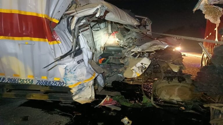हरिद्वार हाईवे पर भयंकर सड़क हादसा, आपस में भिड़े दो ट्रक, चालक की मौत