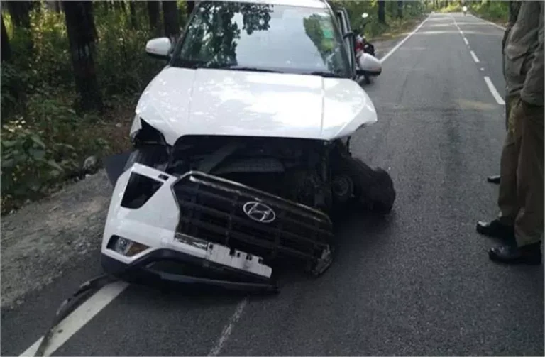 Dehradun:कार अनियंत्रित होकर क्रैश बैरियर से टकराई,दो युवक घायल