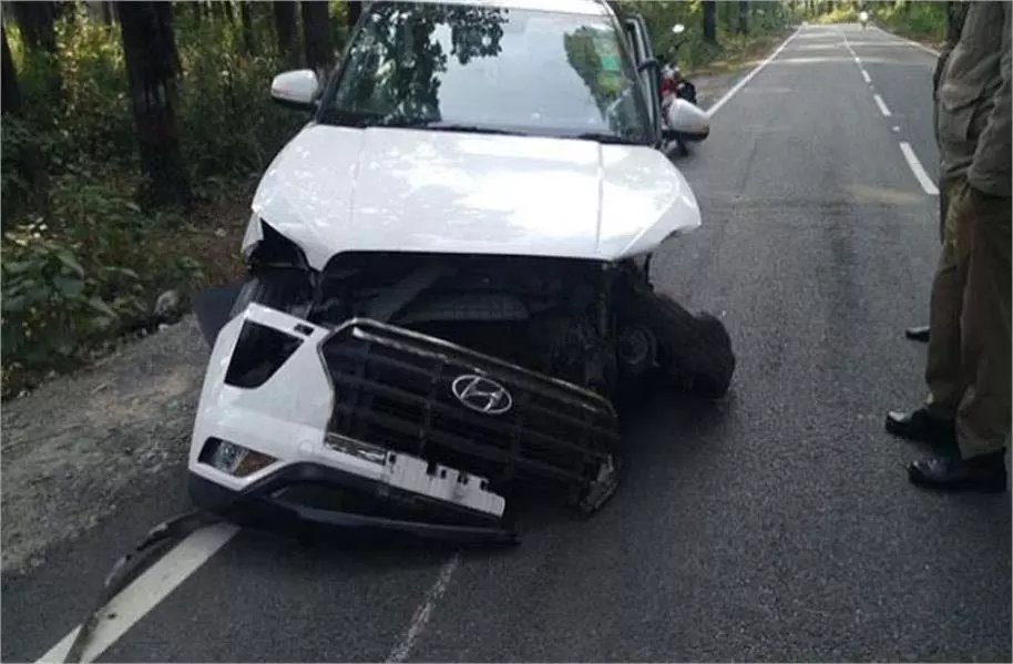 Dehradun:कार अनियंत्रित होकर क्रैश बैरियर से टकराई,दो युवक घायल