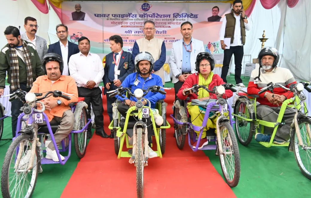 कैबिनेट मंत्री गणेश जोशी ने 169 निशुल्क मोटराइज्ड ट्राईसाइकिलें वितरित कीं