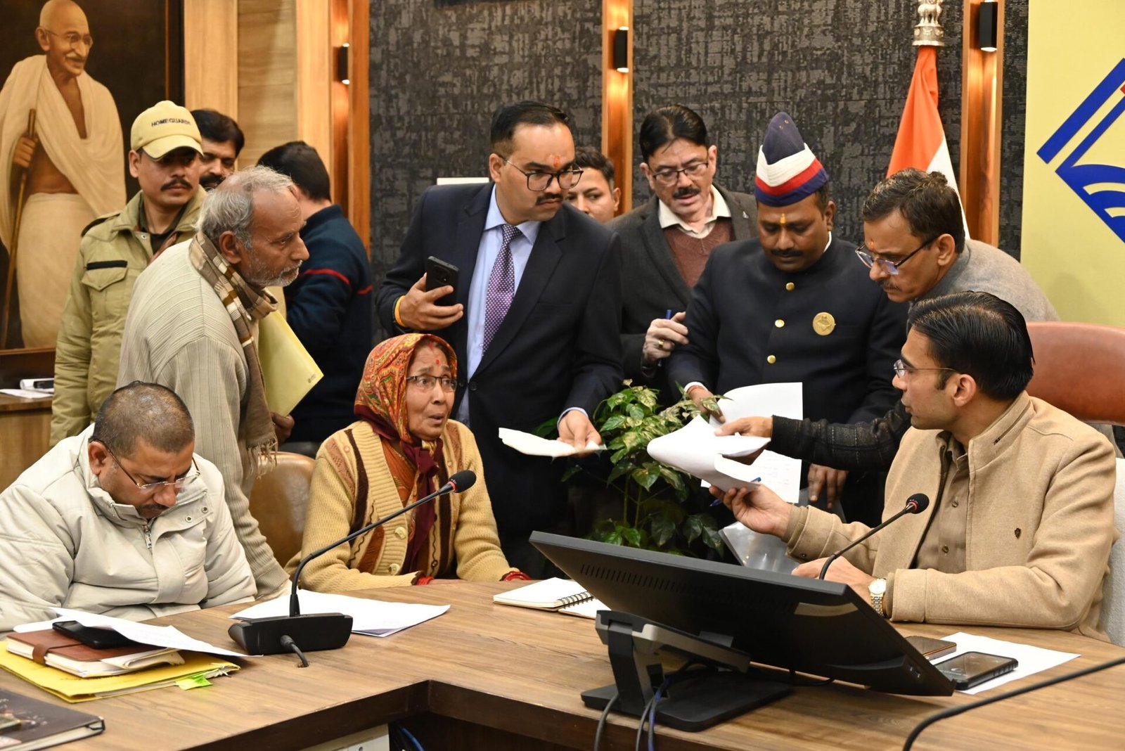 डीएम जनता दर्शन: 102 शिकायतें सुनीं, कई मामलों में ऑन-द-स्पॉट कार्रवाई