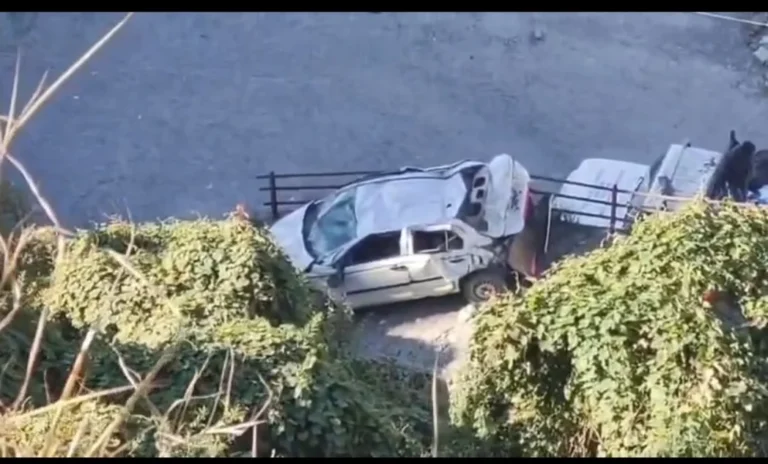 मसूरी: अनियंत्रित टैक्सी खाई में गिरी, चालक बाल–बाल बचा