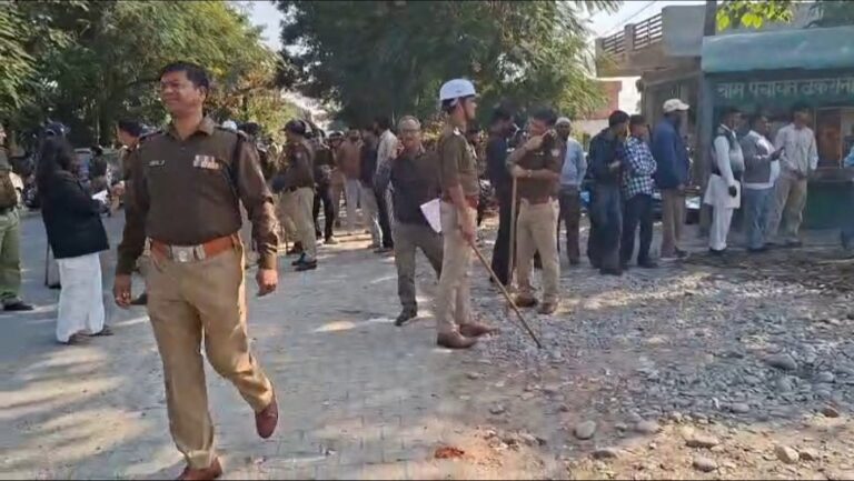 हिमाचल बॉर्डर पछुवादून में अतिक्रमण पर धामी सरकार का बुलडोज़र एक्शन