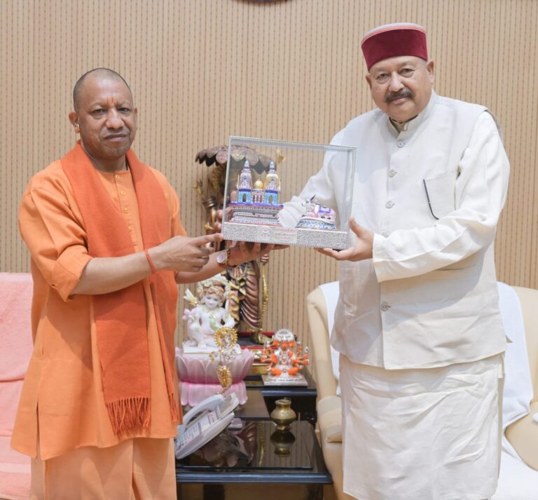 महाराज ने की यूपी के मुख्यमंत्री योगी से शिष्टाचार भेंट