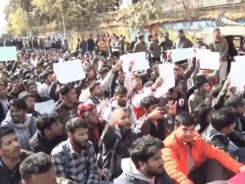 आउटसोर्सिंग भर्तियों के विरोध में बेरोजगार संघ का सचिवालय कूच, बड़े आंदोलन की चेतावनी