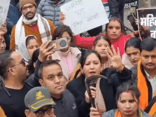 अंकिता भंडारी हत्याकांड- हल्द्वानी में महिलाओं का दरांती लेकर प्रदर्शन:VIP की गिरफ्तारी की उठाई मांग, बुद्ध पार्क से एसडीएम कोर्ट तक जुलूस