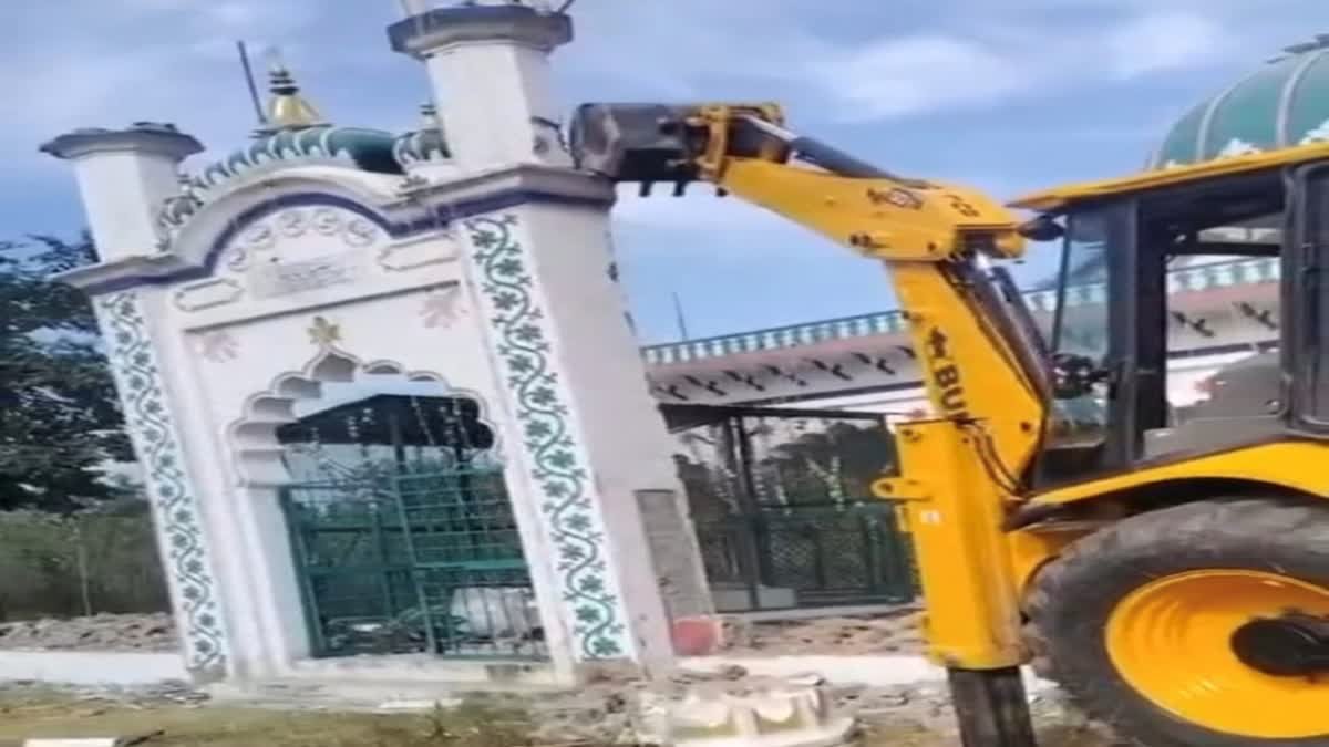 भगवानपुर ब्लॉक में अवैध मजार पर चला बुलडोजर, सरकारी जमीन मुक्त कराई गई