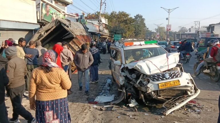 देहरादून में भीषण हादसा, ट्रक ने कई गाड़ियों को मारी टक्कर, दुकानों में घुसकर पलटा