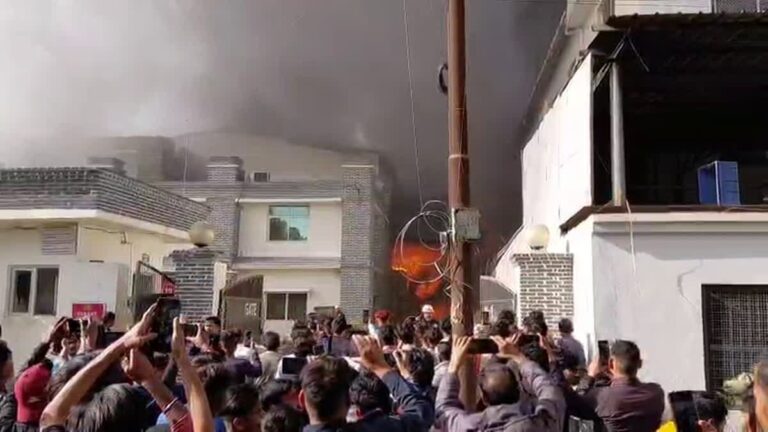 सेलाकुई परफ्यूम फैक्ट्री में लगी भयंकर आग, फायर ब्रिगेड ने संभाला मोर्चा