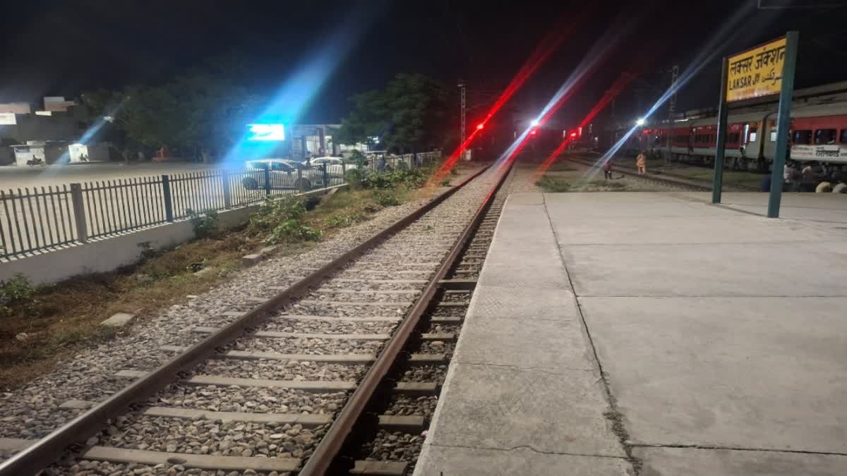 लक्सर-रायसी रेलवे स्टेशन के बीच पटरी पर मिला बुजुर्ग का शव, शिनाख्त में जुटी पुलिस