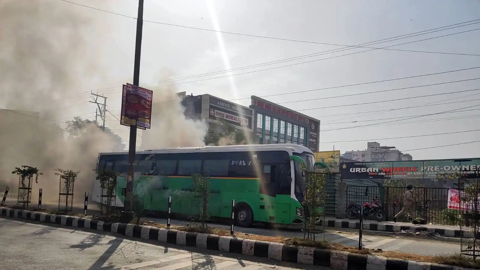 Dehradun : सेंट ज्यूड चौक पर बस में लगी आग, बाल-बाल बची 40 छात्रों की जान