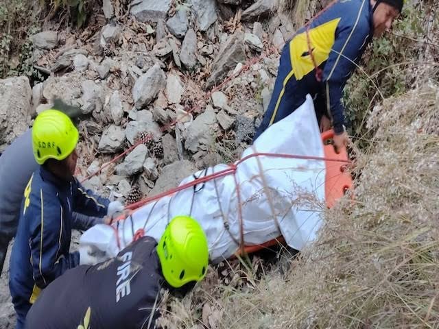 चंपावत: बारात की गाड़ी 200 मीटर गहरी खाई में गिरी, मां-बेटे सहित 5 लोगों की दर्दनाक मौत