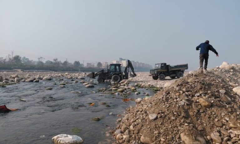 देहरादून की टोंस नदी में अंधाधुंध खनन, आपदा से भी नहीं चेते, नदी का बदल दिया स्वरूप