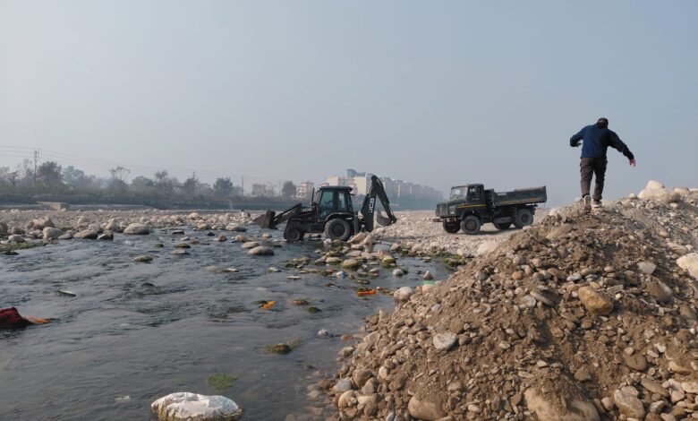 देहरादून की टोंस नदी में अंधाधुंध खनन, आपदा से भी नहीं चेते, नदी का बदल दिया स्वरूप