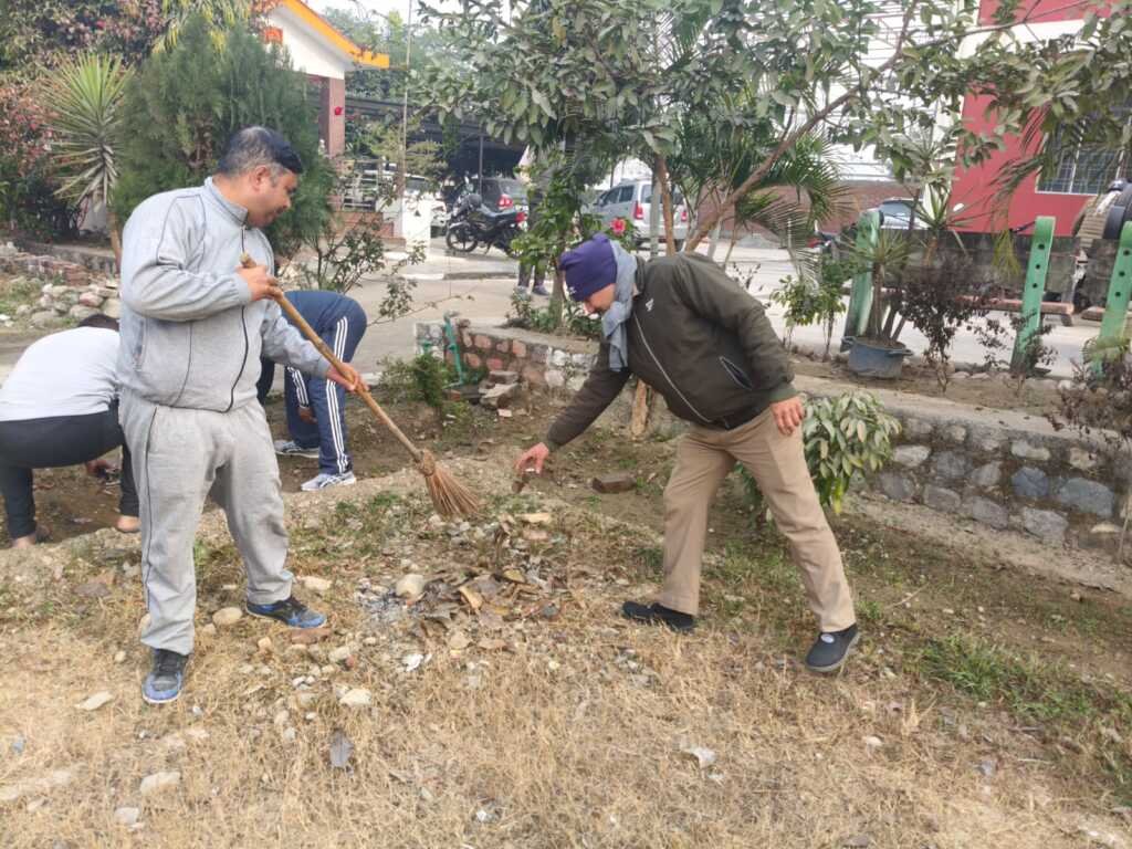 Breaking News :-एसएसपी दून के निर्देश पर दून पुलिस द्वारा चलाया गया स्वच्छता/सफाई अभियान