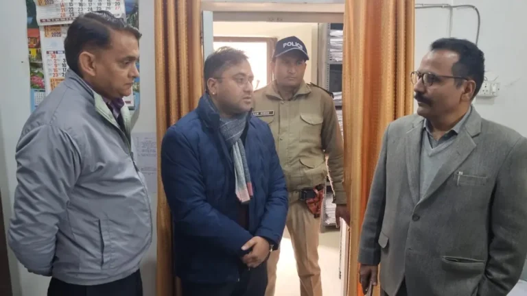 हल्द्वानी में तहसील पर DM रयाल की बड़ी कार्रवाई, बिचौलियों का खेल उजागर, कोर्ट का काम निजी लोगों के हवाले
