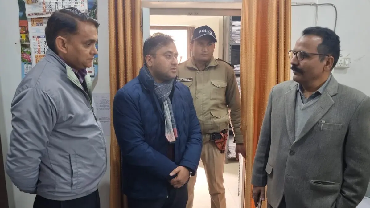 हल्द्वानी में तहसील पर DM रयाल की बड़ी कार्रवाई, बिचौलियों का खेल उजागर, कोर्ट का काम निजी लोगों के हवाले