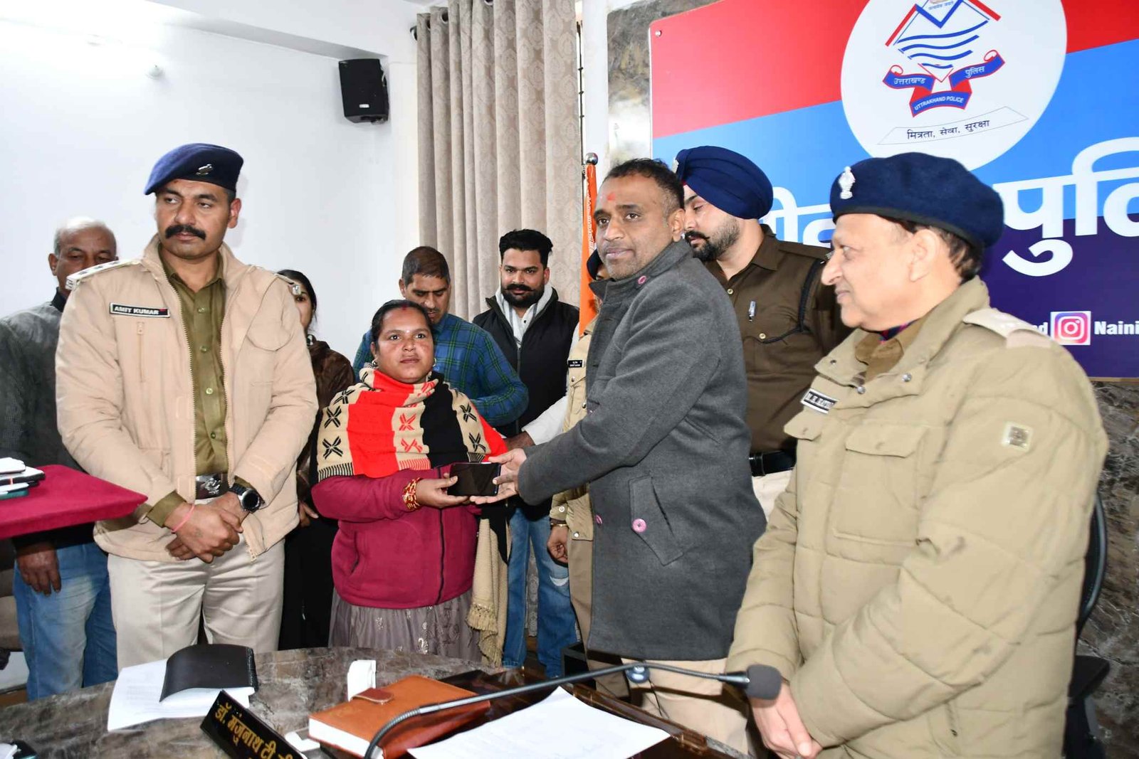 बड़ी खबर-(हल्द्वानी) नव वर्ष से पूर्व पुलिस ने 33 लाख से अधिक कीमत के 206 मोबाईल फोन वापस कर फरियादियों के चेहरे पर बिखेरी मुस्कान