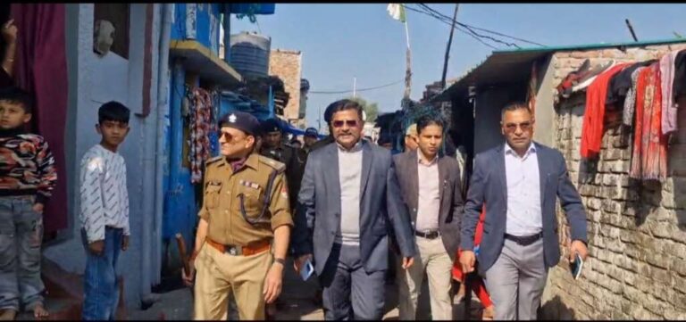 हल्द्वानी: बनभूलपुरा रेलवे अतिक्रमण प्रकरण, फैसले से एक दिन पहले पुलिस-प्रशासन ने निकाला फ्लैग मार्च