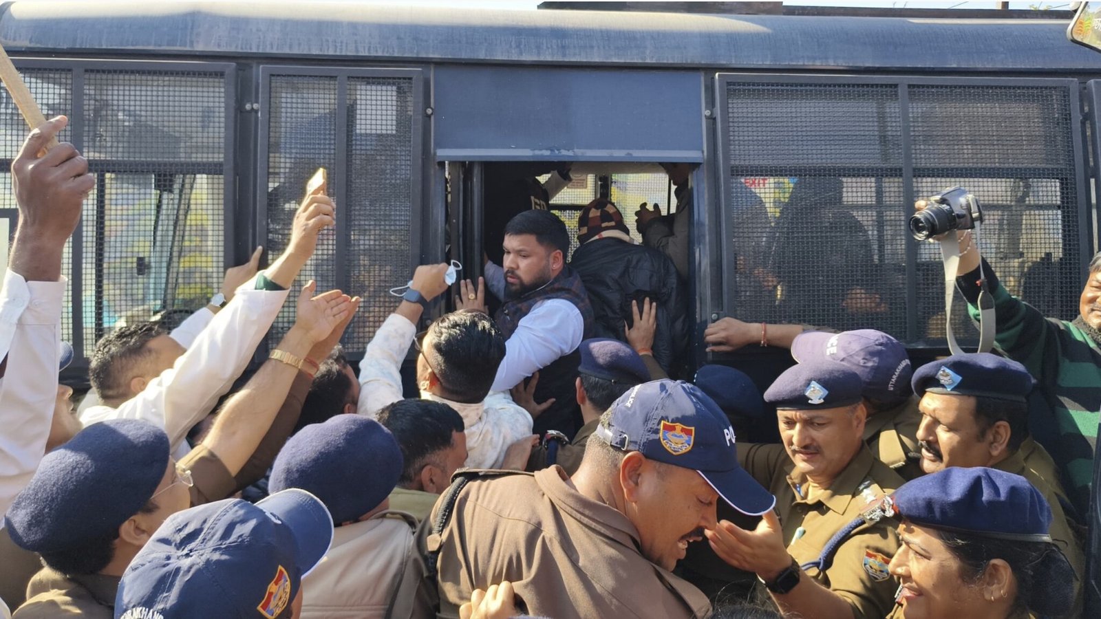 शर्मनाक : आंदोलनरत नर्सिंग अभ्यर्थी को पुलिस ने जड़ा थप्पड़, हुआ बवाल