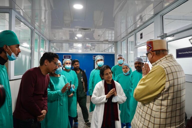 महाराज ने एम्स पहुंचकर गुलदार के हमले में घायल कंचन देवी का हालचाल जाना