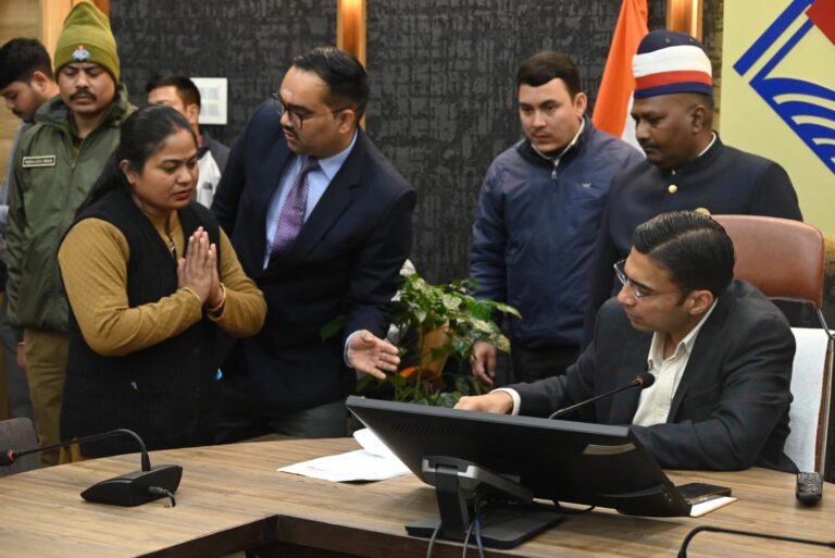 जनता दर्शन बना भरोसे का मंच: डीएम ने 171 शिकायतों पर त्वरित समाधान, शिक्षा-भरण पोषण-धोखाधड़ी मामलों में सख्त कार्रवाई