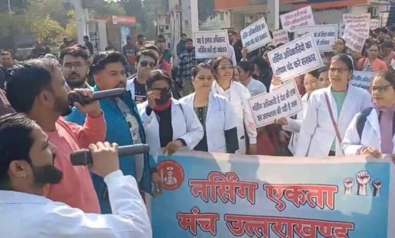 नर्सिंग अभ्यर्थियों ने घेरा मंत्री धन सिंह रावत का आवास:7 दिनों से जारी प्रदर्शन, हरक सिंह रावत बोले- मांगें मानीं तो धामी के लिए पूजा करेंगे