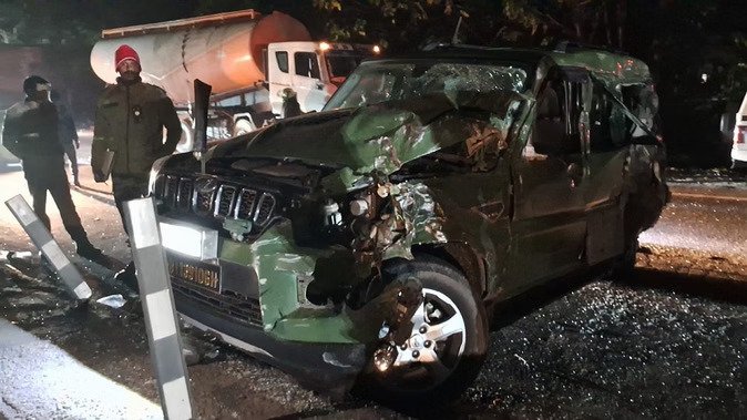 Dehradun Accident: आर्मी का वाहन सड़क किनारे खड़े सीमेंट मिक्सर ट्रक से भिड़ा, चार सैन्य कर्मी घायल