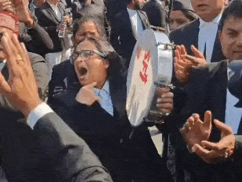 देहरादून में वकीलों ने किया घंटाघर जाम:2-2KM तक गाड़ियां फंसी, कोर्ट का कामकाज ठप