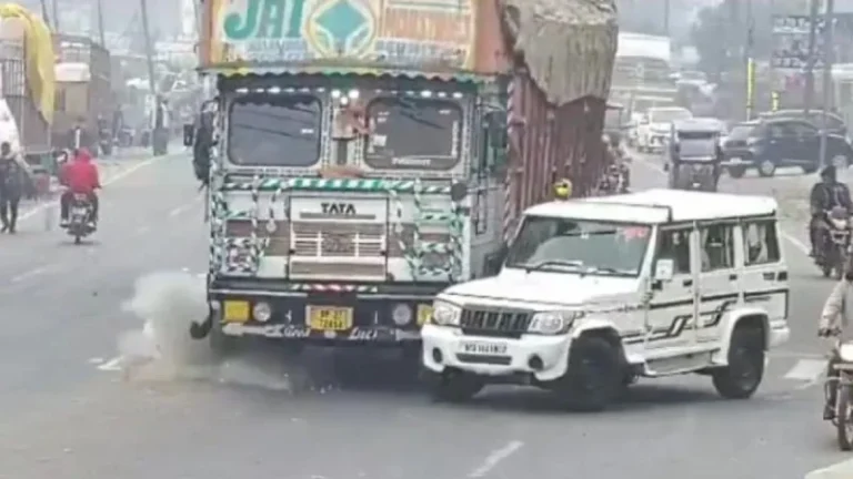 नैनीताल हाईवे पर बोलेरो पर पलटा ट्रक, पिचक गई कार एसडीओ के चालक की मौत