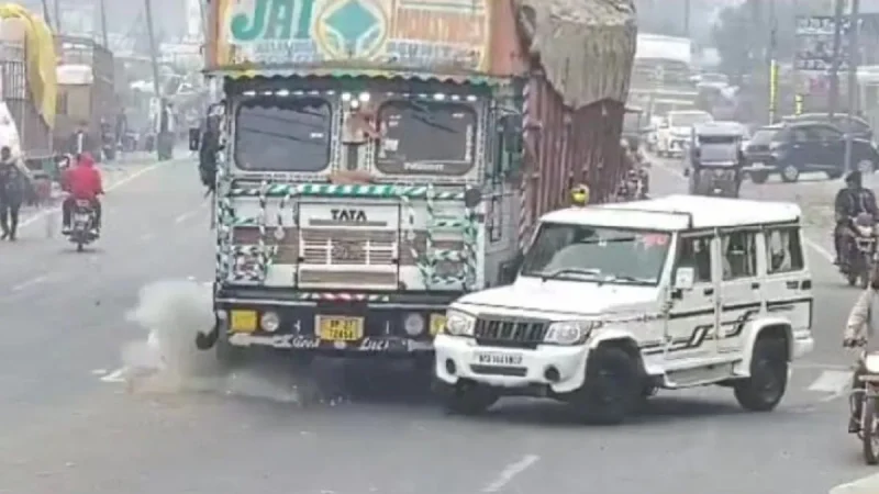 नैनीताल हाईवे पर बोलेरो पर पलटा ट्रक, पिचक गई कार एसडीओ के चालक की मौत