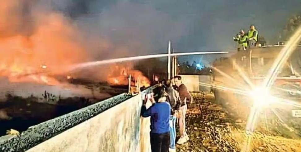 देहरादून में कूड़ा डंपिंग साइट में भीषण आग, जहरीले धुएं से जनजीवन प्रभावित