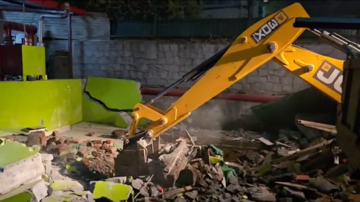 देहरादून में अवैध मजार पर गरजा बुलडोजर, सरकारी जमीन कराई मुक्त