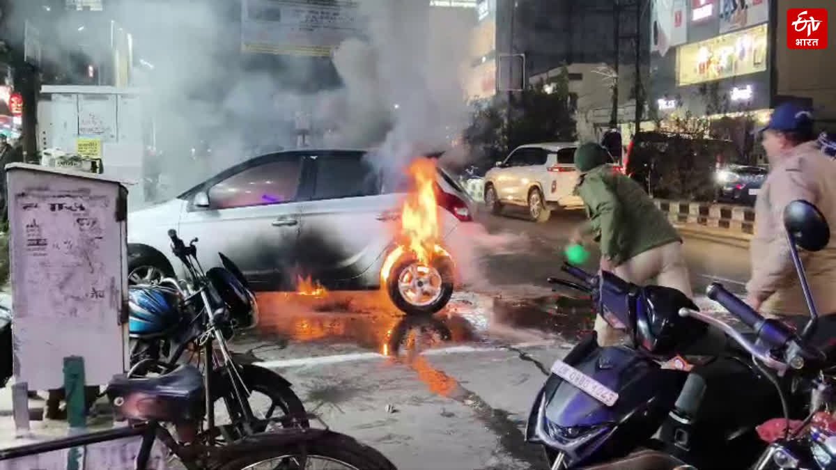 हरिद्वार: लोहड़ी के दौरान कार में लगी आग, 20 मिनट बाद पहुंची फायर ब्रिगेड, ट्रैफिक पुलिस ने दिखाया साहस