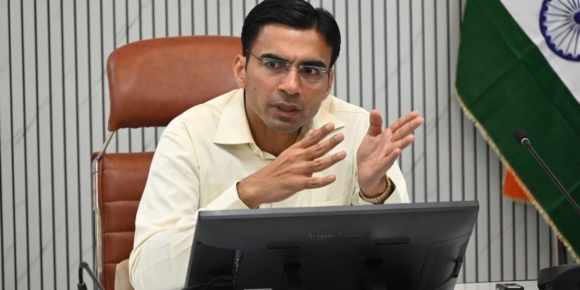 अवैध वसूली पर डीएम सख़्त, पटवारी निलंबित