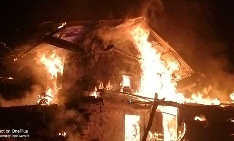 ग्राम गुराड़ी में भीषण अग्निकांड, तीन परिवार बेघर—मकान खाक, मवेशियों की दर्दनाक मौत