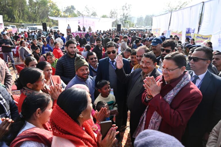 जन सेवा संकल्प के साथ मुख्यमंत्री धामी पहुंचे खैरी मानसिंह, बहुउद्देशीय शिविर में किया प्रतिभाग