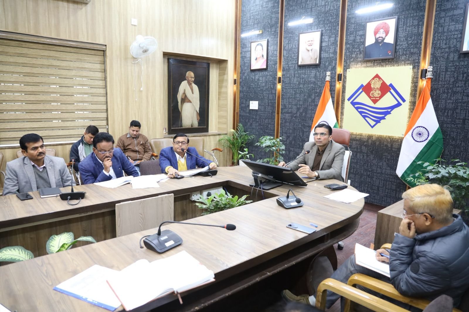 ग्रीन बिल्डिंग की सुस्त रफ्तार पर भड़के डीएम सविन, अधिकारियों को लगाई फटकार