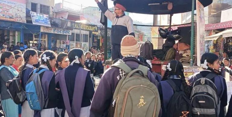 सरकारी स्कूल में पढ़ाई ठप! अल्मोड़ा के GGIC की छात्राओं का चौराहे पर जोरदार प्रदर्शन — जानिए पूरा मामला
