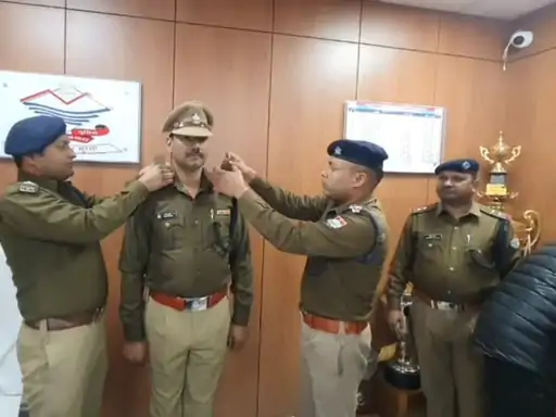 रामनगर कोतवाली में पांच पुलिसकर्मी पदोन्नत:सीओ सुमित पांडे ने स्टार लगाए, नई जिम्मेदारियों के लिए बधाई दी