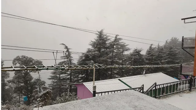 मसूरी में सीजन की पहली बर्फबारी, बारिश के साथ लौटी कड़ाके की ठंड