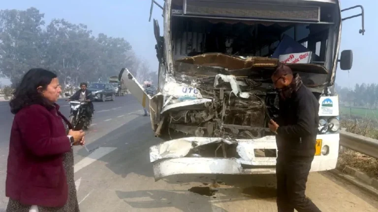 कोहरे का कहर: हल्द्वानी हाईवे पर तीन रोडवेज बसों की भीषण टक्कर, 16 यात्री घायल