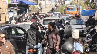 Big Breaking:-मसूरी में सीजन के पहली बर्फबारी देखने पहुंचे पर्यटक, शहर में भीड़ और हाईवे जाम