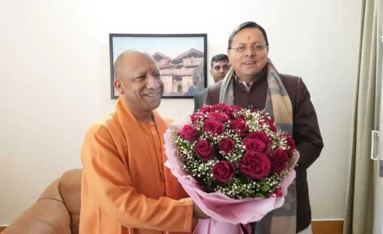 उत्तराखंड दौरे पर सीएम योगी और राजनाथ सिंह, सीएम धामी ने किया जोरदार स्वागत