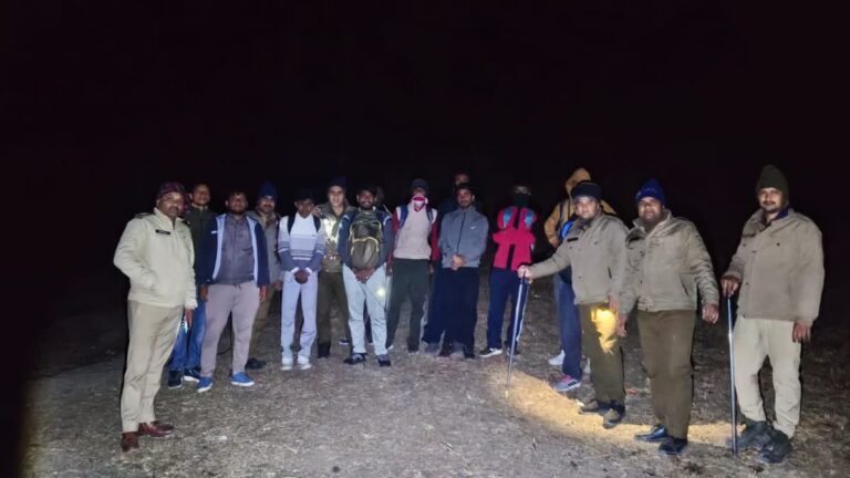 देहरादून: रात में भदराज जंगल में रास्ता भटके 10 दोस्त, 112 पर कॉल के बाद पुलिस ने 3 किमी खड़ी चढ़ाई चढ़कर किया रेस्क्यू!