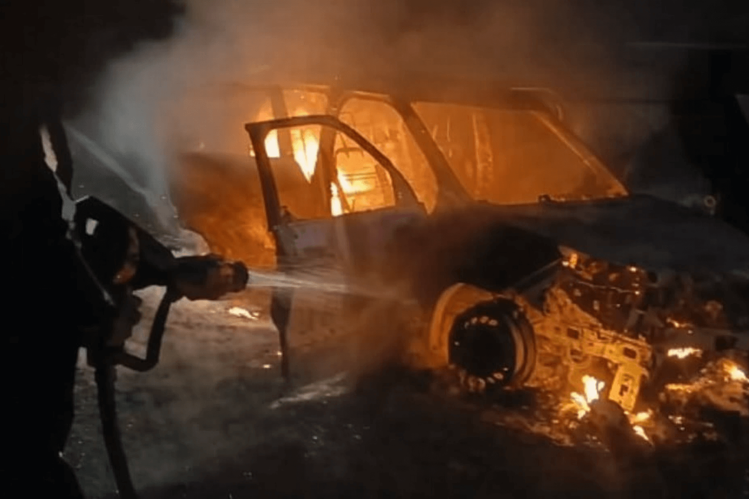 हल्द्वानी: चलती कार बनी आग का गोला, चालक ने कूदकर बचाई जान