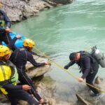 उत्तराखंड हादसा: तीनधारा के पास अनियंत्रित वाहन नदी में गिरा